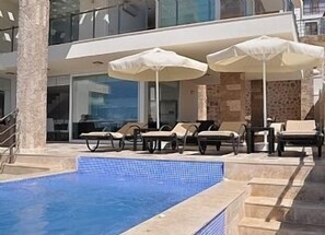 Upper terrace and jacuzzi
