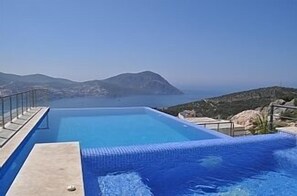 The amazing infinity pool and jacuzzi