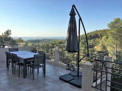 Near Aix: Family-friendly villa with pool & stunning views