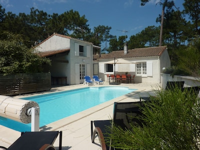 At 600 m from the beach, quiet street, friendly house with pool and terraces