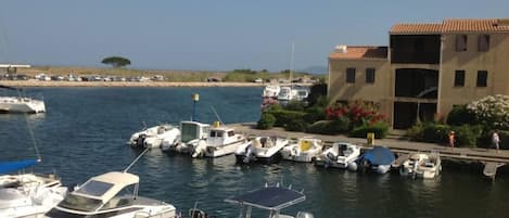 vue sur le plan d'eau des capeillans