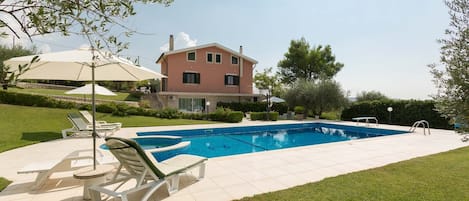 Villa Calaforno vista dalla piscina