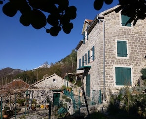 Roza Kuca and the summer house in the autumn