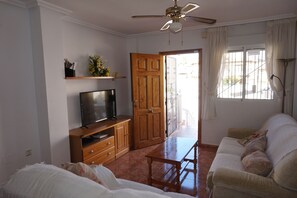lounge with a smart TV - channels in English, German, Spanish and many others
