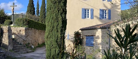 La maison face terrasse
