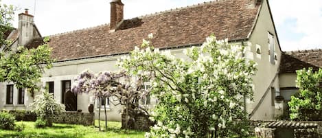 Le gîte occupe la moitié gauche de la maison