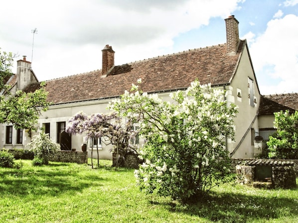 Le gîte occupe la moitié gauche de la maison