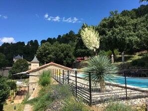 Une orangerie posée sur plusieurs terrasses avec ambiances végétales variées  