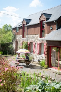 Geräumiges freistehendes ländliches modernes Haus in der Bretagne mit sonnigen Süd- und Westgärten