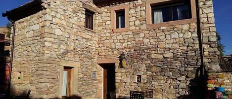 Es una casa edificada en piedra y por dentro llena de luz y color.