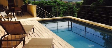 piscine et vue sur la campagne