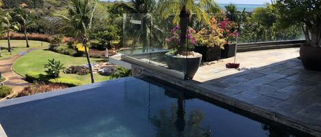 Notre piscine sur notre terrasse avec vue sur le jardin et la mer