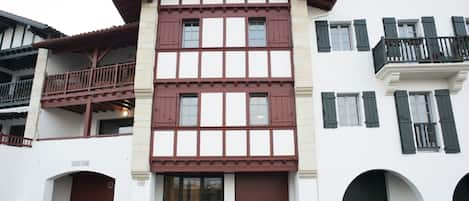 L'appartement se trouve dans une résidence de type basque au 1er étage. 