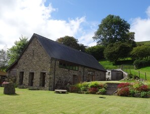 Llwyneuadd Barn