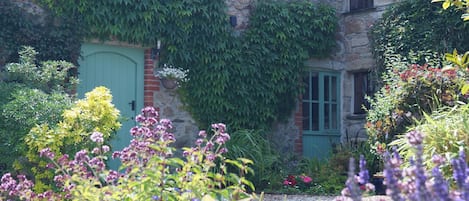 Pretty and Charming Thyme Cottage, family friendly, with beautiful gardens.