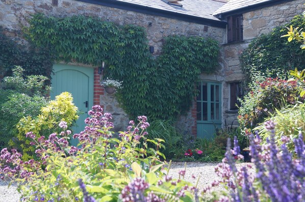 Pretty and Charming Thyme Cottage, family friendly, with beautiful gardens.