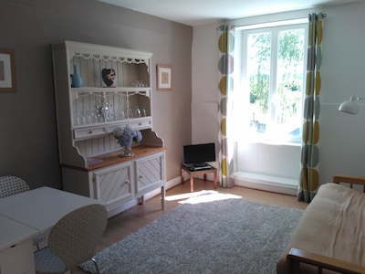  Bright And Airy Apartment .Self catering. Shops and lake walking distance.