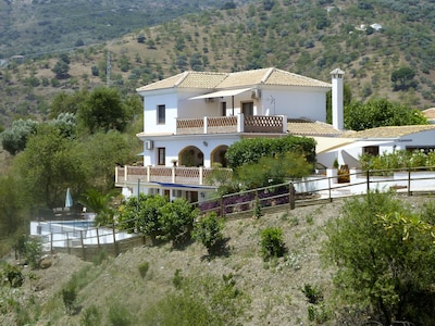 Apartamento de lujo 'Pool Level' situado en las colinas de la región de la Axarquía de España.