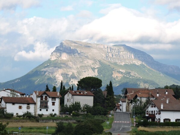 Iturmendi, a los pies de 3 Parques Naturales. Disfruta rodeado de naturaleza.