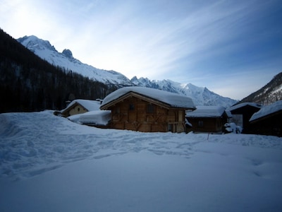 MontrocB - 3 bedroom apartment, calm setting with spectacular Mont Blanc views