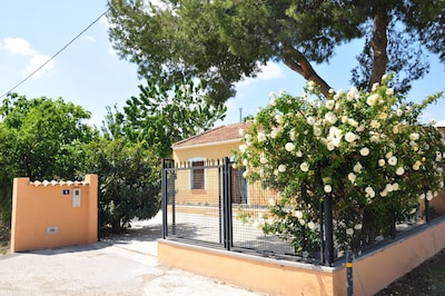 Between orange and lemons. Cozy house 1 min from Orihuela and 20 m from the beach