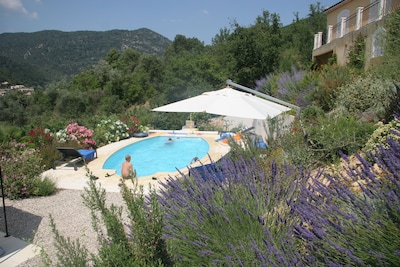 Luxury villa with heated pool and panoramic view, 10 min steps from the old Nyons