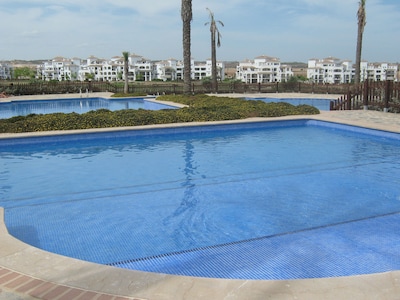 Luxury Poolside Apartment mit Blick auf 18 Loch Golfplatz