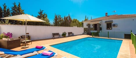 Una gran piscina junto a la  casa, para poder relajarnos y tomar el sol