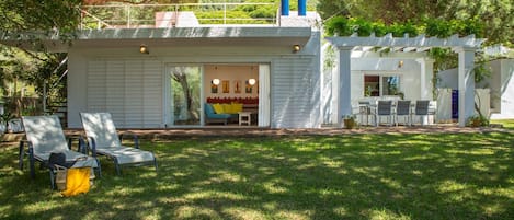 Villa en el centro de Los Caños junto al Parque Natural con gran jardín de 1500m