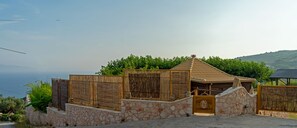 Hidden Paradise Retreat – Escape to Your Private Oasis!