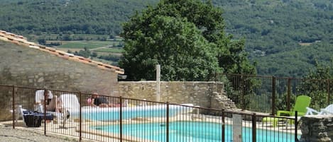 Piscine avec vue sur le Luberon