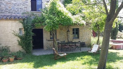 Typisches Haus mit Garten und Pool