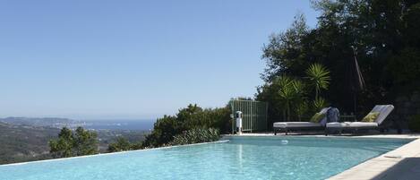 Kickback overlooking the Bay of Cannes
