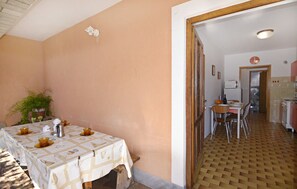 Il terrazzo coperto all'ingresso dell'appartamento e l'accesso alla cucina