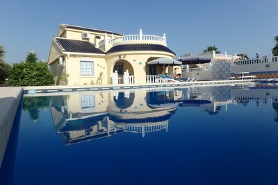 Luxury 6P Child Friendly Villa with pool, air conditioning, Internet Wi-Fi, alarm and BBQ