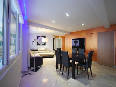 Carlton !!Luxury 3 BDR Apartment