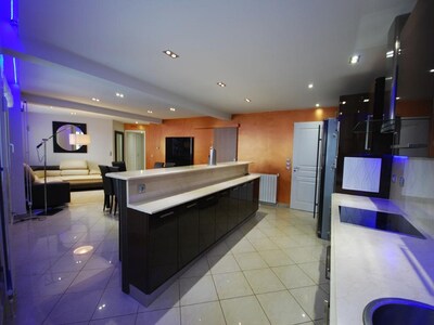 Carlton !!Luxury 3 BDR Apartment