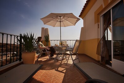 Central Apartment mit herrlichem Meer / Bergblick und kostenlosem WLAN