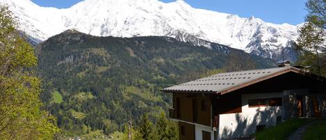 Arrivée au chalet en été (chemin d'accès refait depuis pour faciliter l'accès)