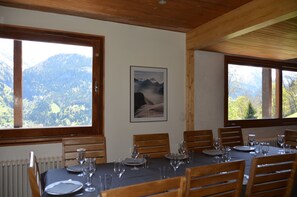 Salle à manger vue en venant de la cuisine