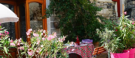 repas sur la terrasse