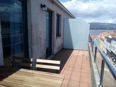 Penthouse with large terrace and sea views, with free WiFi