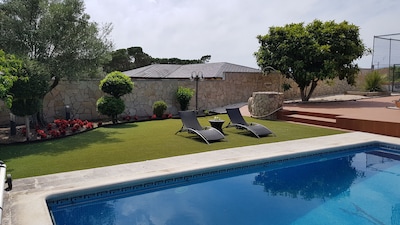 Haus mit Garten und privatem Pool, Basketballplatz, WiFi. An der Costa Brava.