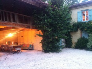 Covered eating area