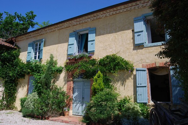 Le Pascalet. Traditional Gascogne Farmhouse set in glorious fields of sunflowers