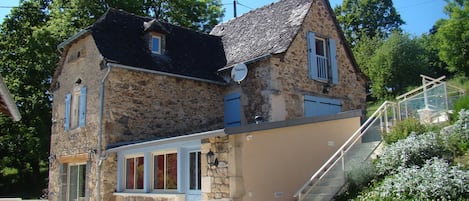 Gîte pour 9 personnes et sa grande terrasse fermée de 50 m2