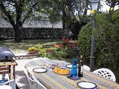 SPACIOUS GARDEN APARTMENT 3 MINUTES TO THE CENTRE OF TOWN