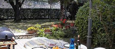 Sunny garden with bbq just for you. Opposite ancient walls