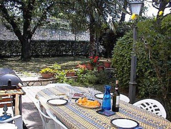 Sunny garden with bbq just for you. Opposite ancient walls 