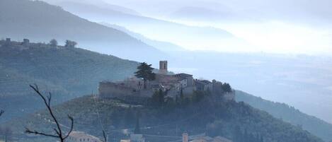 The castle of Campello Alto rises above the Spoleto Valley